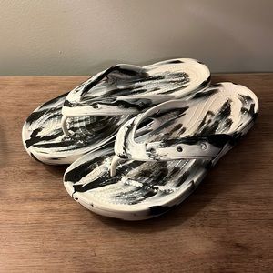 NWOT Crocs Classic Flip Sandals Marbled Black White Men's 10 Women's 12